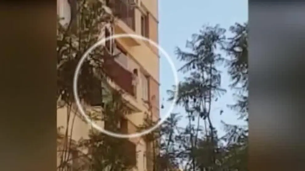 Angustioso rescate de una niña de 5 años colgada de un balcón en el octavo piso de su casa en Málaga