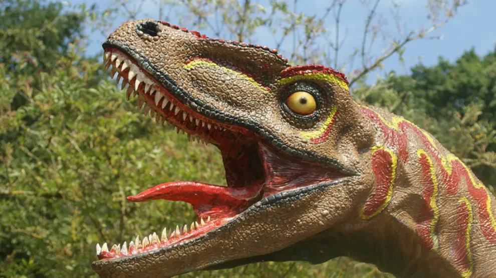 En la mayoría de las reconstrucciones de tiranosaurios se les muestra moviendo la lengua