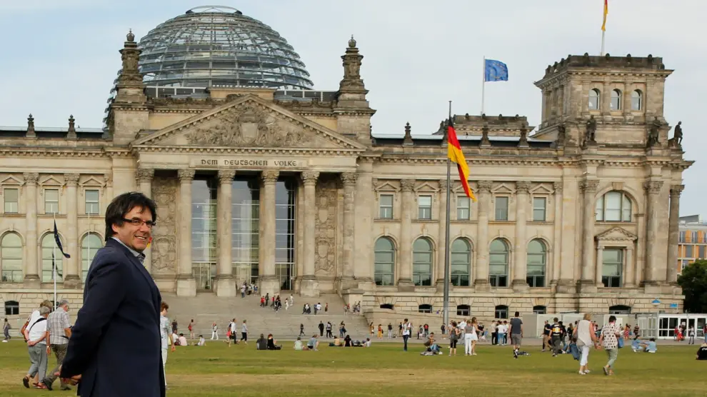 Foto de archivo de Puigdemont delante del parlamento alemán en Berlín