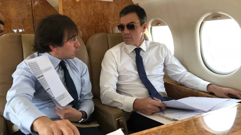 Una de las fotos que se viralizó, de Pedro Sánchez con gafas de sol en el avión presidencial