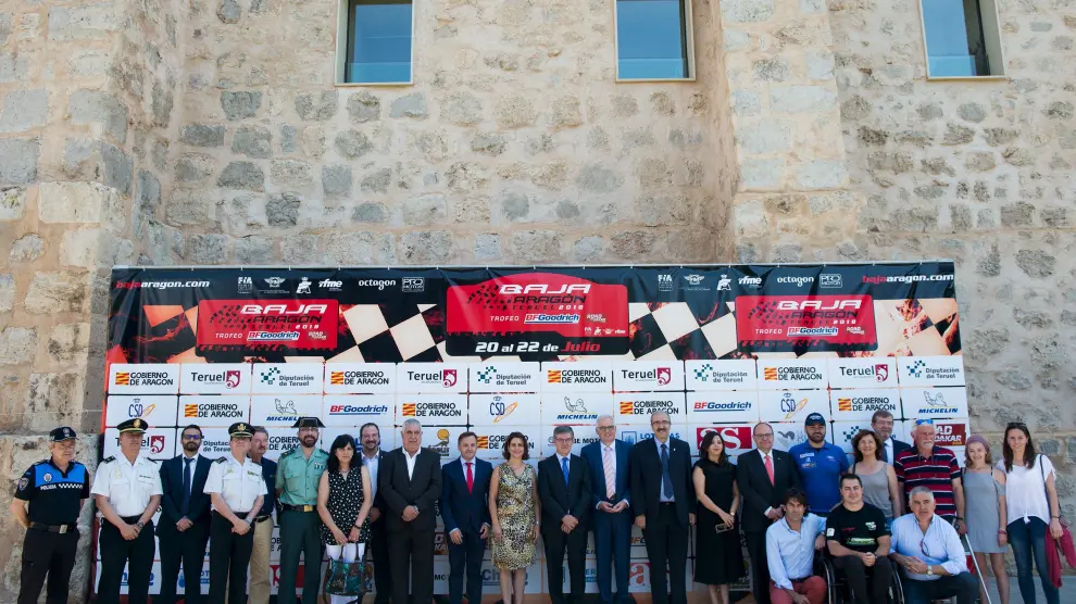 Pilotos de la prueba y la empresa organizadora del evento se fotografiaron este jueves en la muralla de Teruel junto con las autoridades autonómicas y provinciales.