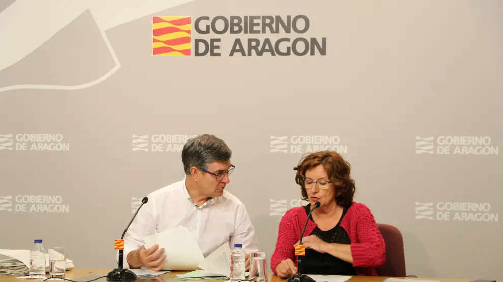 Los consejeros de Presidencia, Vicente Guillén, y de Derechos Sociales, Mariví Broto, en su comparecencia tras el Consejo de Gobierno, este viernes.