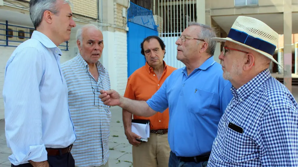 Jorge Azcón, a la izquierda, ha mantenido un encuentro este viernes con los vecinos de la Romareda para hablar del traslado del rastro.