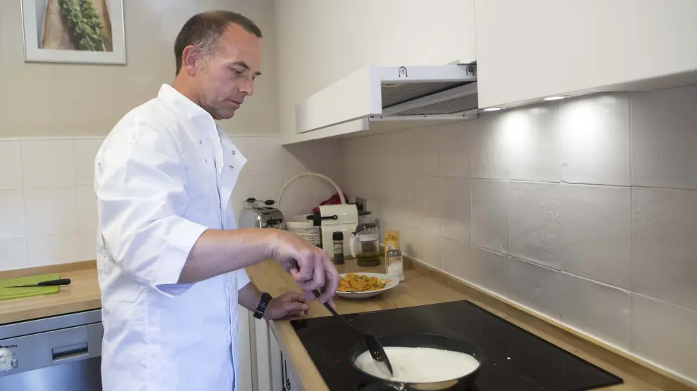 Christian Lapetra, en la cocina de su casa, un espacio que reformó para sentirse cómodo, ya que cocinar es una de sus aficiones.