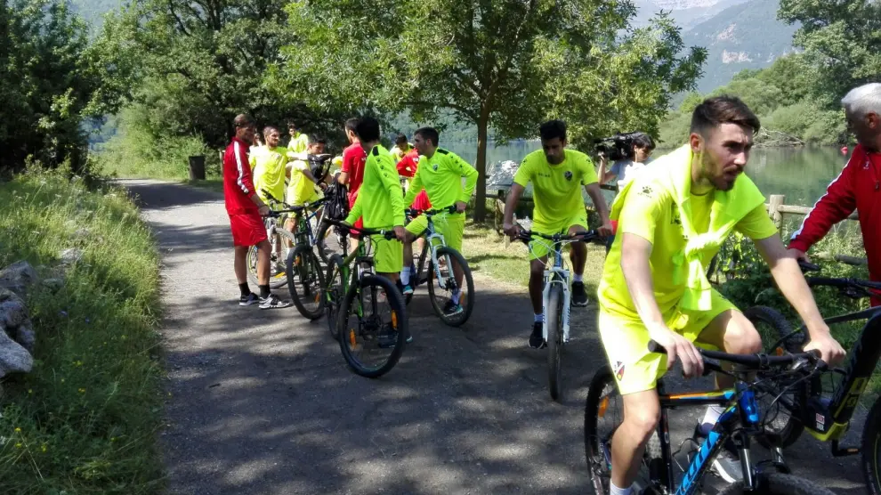 Los jugadores del Huesca, entrenando en bicicleta
