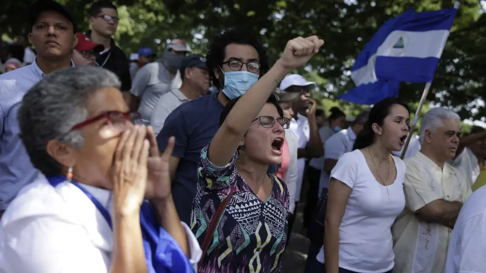 Con lágrimas y puños alzados, los estudiantes en Managua salen de su asedio.