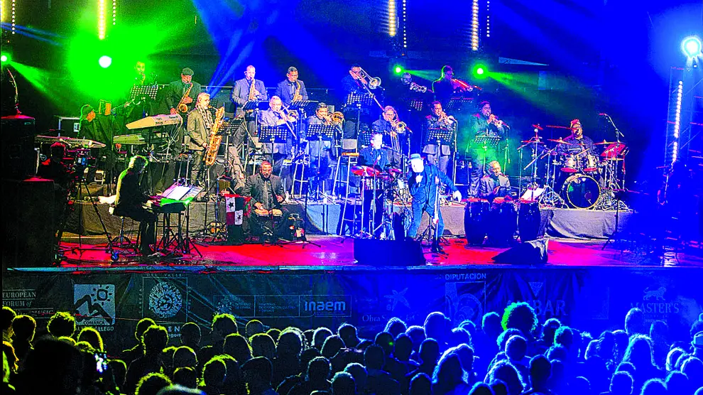 Rubén Blades, acompañado por los veinte músicos de la orquesta de Roberto Delgado, calentó la noche de Lanuza.