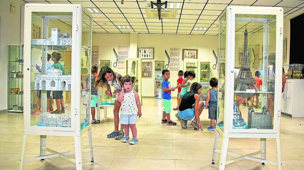 Visita de los niños de las colonias de Jaraba a la Exposición Eustaquio Castellano.
