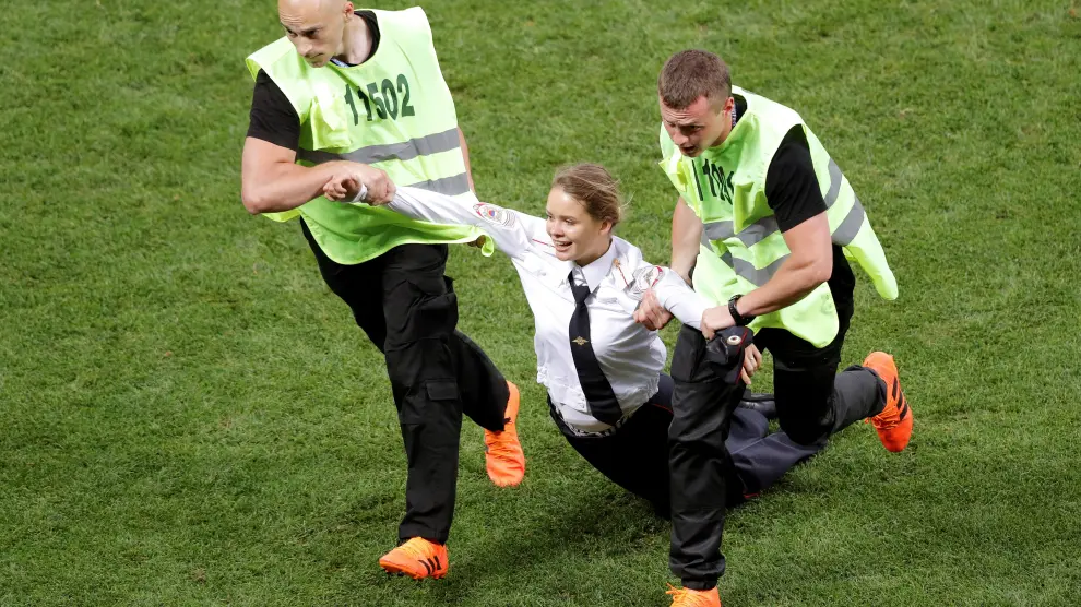 Cuatro miembros de las Pussy Riot invaden el campo durante la final del Mundial.