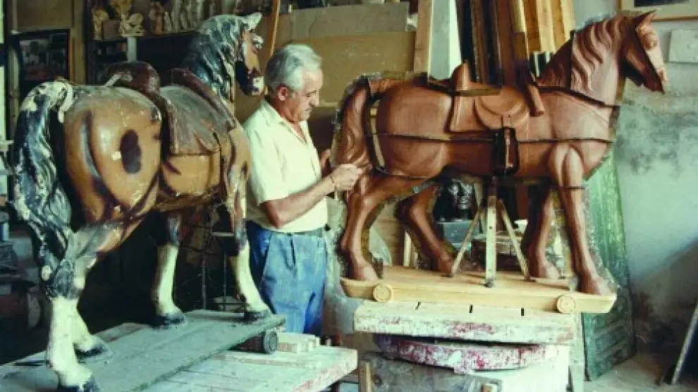 Francisco Rallo, esculpiendo el caballito de La Lonja