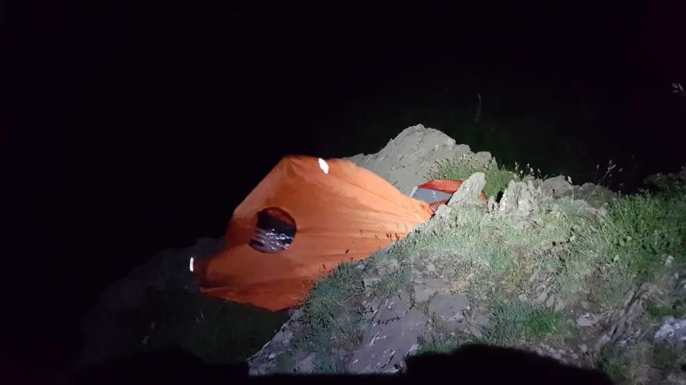 Los guardias ayudaron a los dos montañeros eslovacos a hacer un vivac