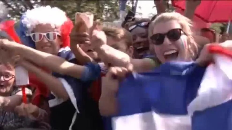 La selección francesa aterriza en París con la copa del mundo