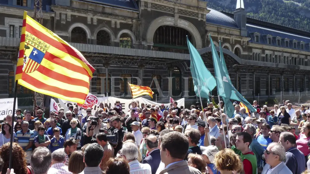 Manifestación por la reapertura sobre las vías de la estación del Canfranc el 15 de julio de 2012.