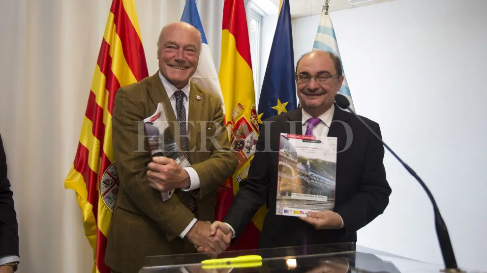 Firma del acuerdo para la reapertura del Canfranc. Javier Lambán y Alain Rousset el 1 de diciembre de 2017.