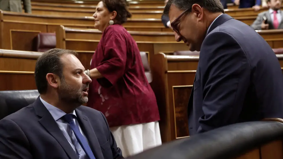 El portavoz del PNV en el Congreso de los Diputados, Aitor Esteban (dcha.) conversa con el ministro de Fomento, José Luis Ábalos