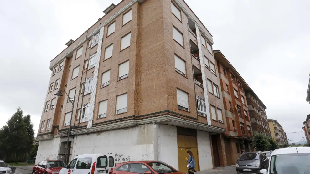 Edificio en el que se produjo el asesinato de un hombre a manos, presuntamente, de una joven, en Lugones (Asturias).