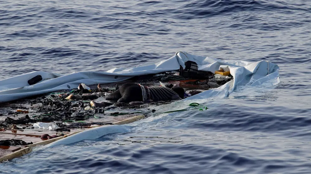 Open Arms encuentra a una mujer y un niño muertos y acusa a Libia de hundir el barco