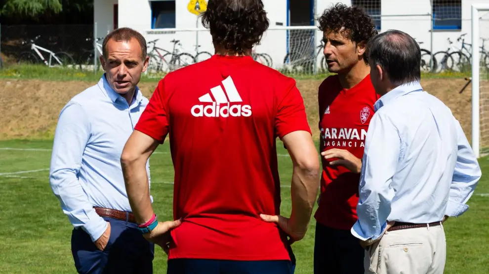Los dirigentes Lapetra e Iribarren, con los técnicos Idiakez y Gibanel, al término del entrenamiento matinal del Real Zaragoza este miércoles en el campo de Boltaña.