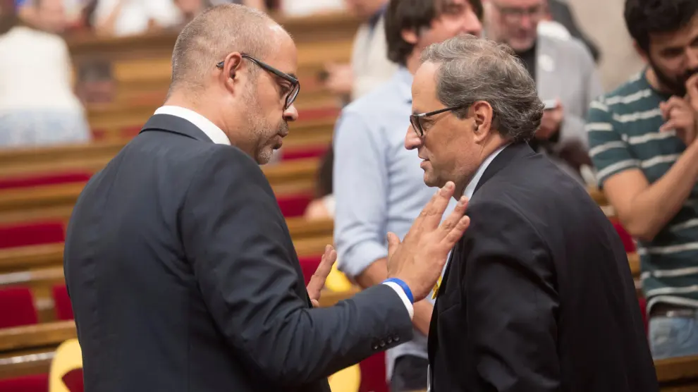 El presidente de la Generalitat, Quim Torra y el conseller de Interior Miquel Buch (izda.), tras la suspensión este mediodía del pleno.
