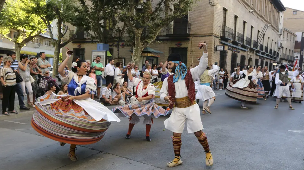 Pasacalles festival folcórico del Castillo de Montearagón