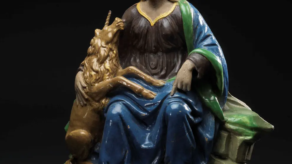 La escultura 'Mujer y el Unicornio' es una de las piezas que recoge la exposición.