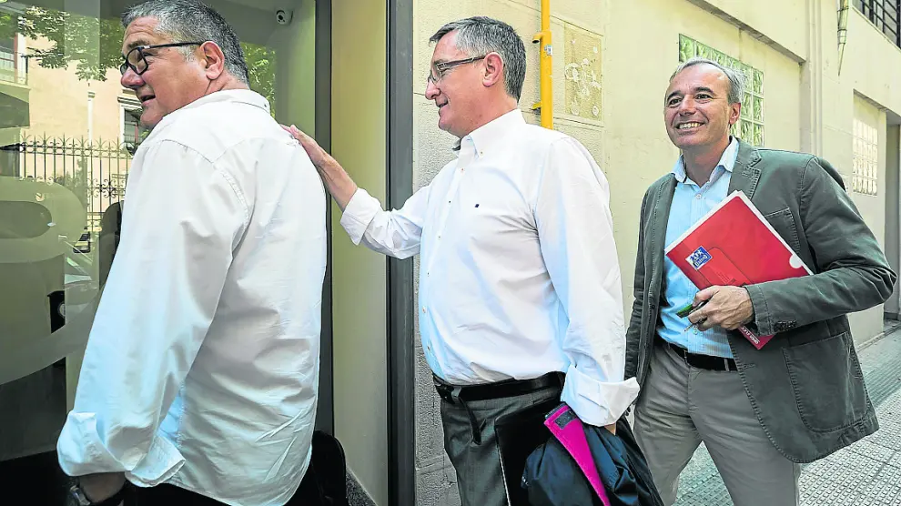 Antonio Torres, Manuel Blasco y Jorge Azcón, a su llegada a la sede del PP-Aragón.