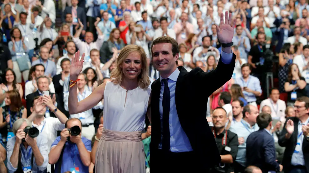 El nuevo presidente del PP, Pablo Casado, junto a su esposa Isabel  Torres.