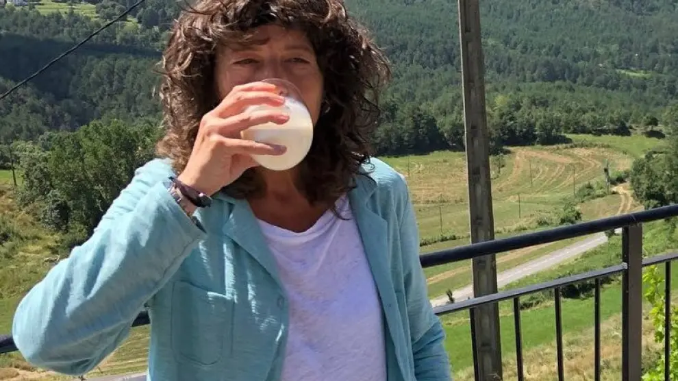 La consejera de Agricultura catalana, Teresa Jordà, bebiendo leche cruda.