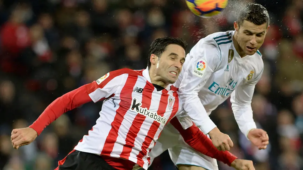 El defensa pugna con Cristiano Ronaldo por un balón durante un Athletic-Real Madrid.