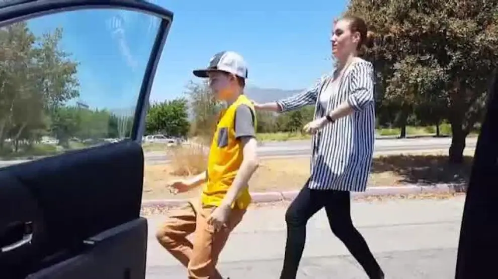 Nuevo reto viral: bajarse del coche en marcha y bailar