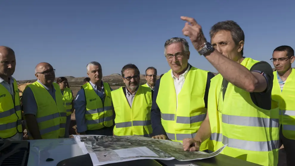 Visita de Olona a las obras tras la última crecida del Ebro en Quinto. Las 550 reparaciones provocadas por la última riada del Ebro concluirán en dos meses