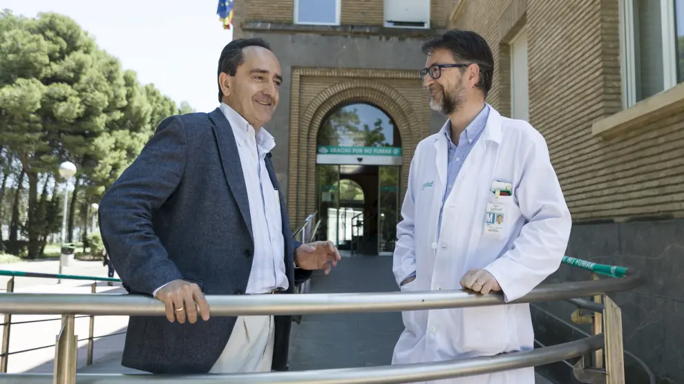 Los doctores Javier Ascaso y José María Pérez Trullén, autores del estudio.