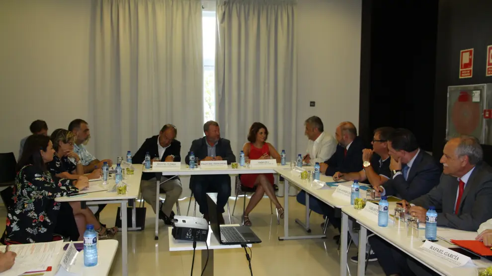 Un momento de la reunión entre representantes empresariales, sindicales y políticos de Teruel y Sagunto celebrada en esta última ciudad.