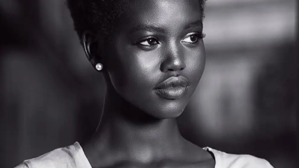 De refugiada a modelo de Chanel, la increíble historia de la sudanesa Adut Akech