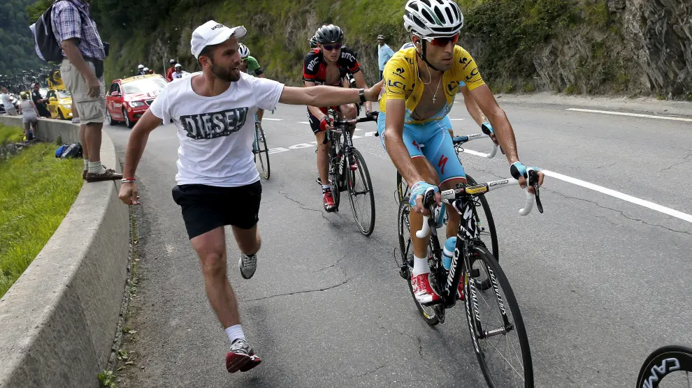 Un espectador anima al ciclista italiano Vincenzo Nibali durante una ascensión