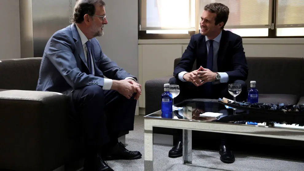 Mariano Rajoy y Pablo Casado han mantenido su primera reunión en la sede del PP