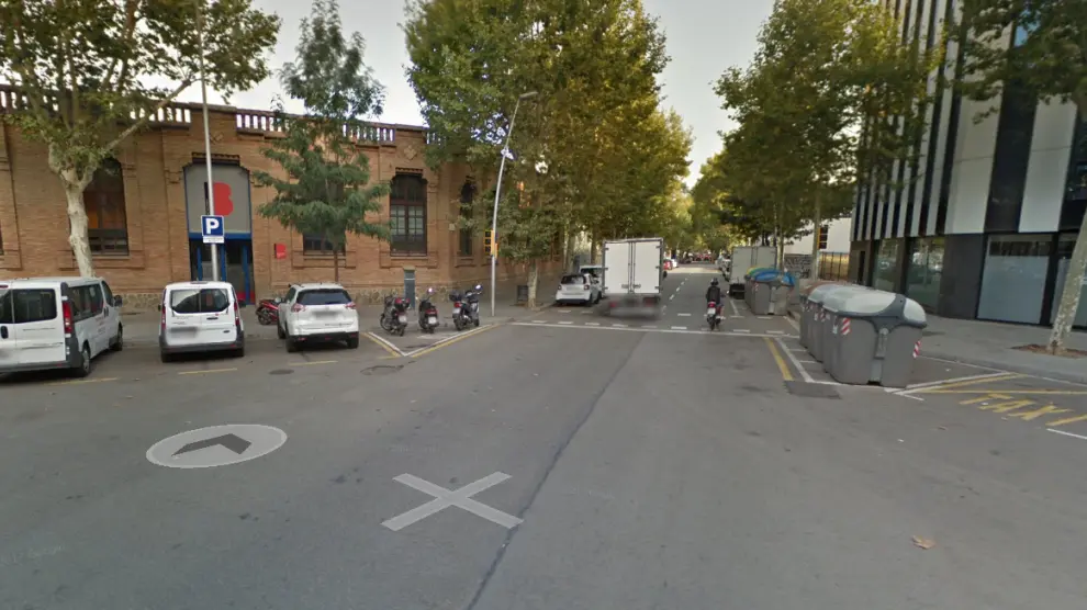 Calle de Ramon Turró en Poblenou, donde se ha localizado el vehículo con los dos hombres heridos.