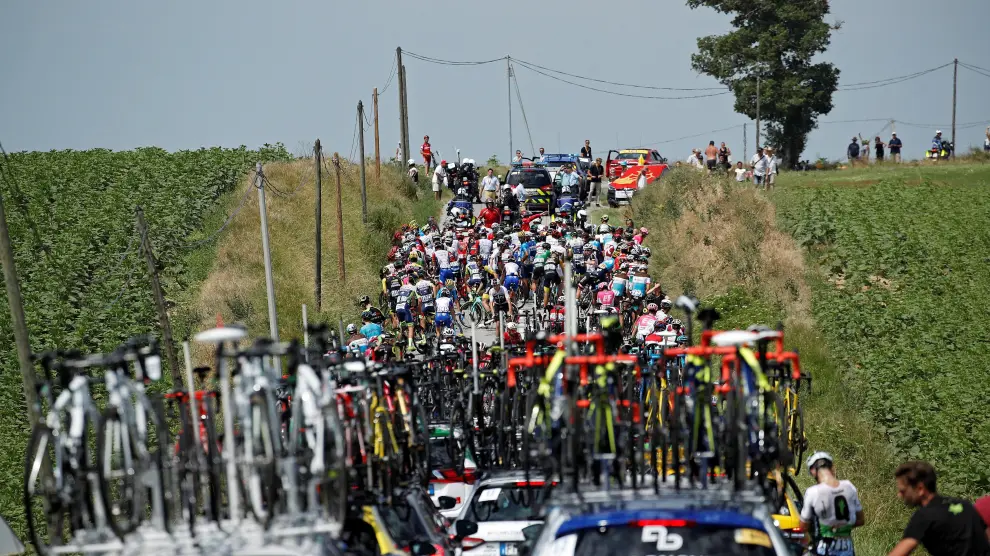 Corredores durante la decimosexta etapa del Tour de Francia.