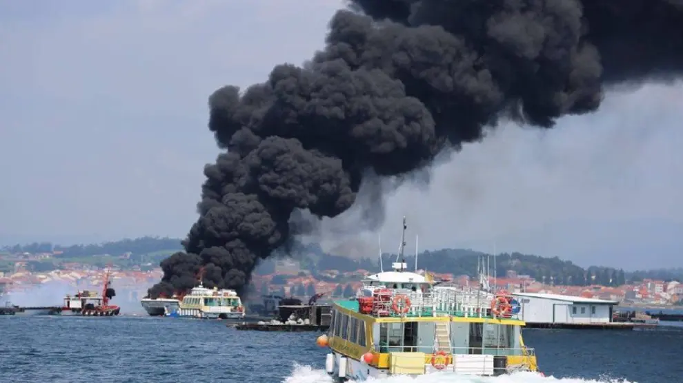 Imagen del catamarán en llamas.
