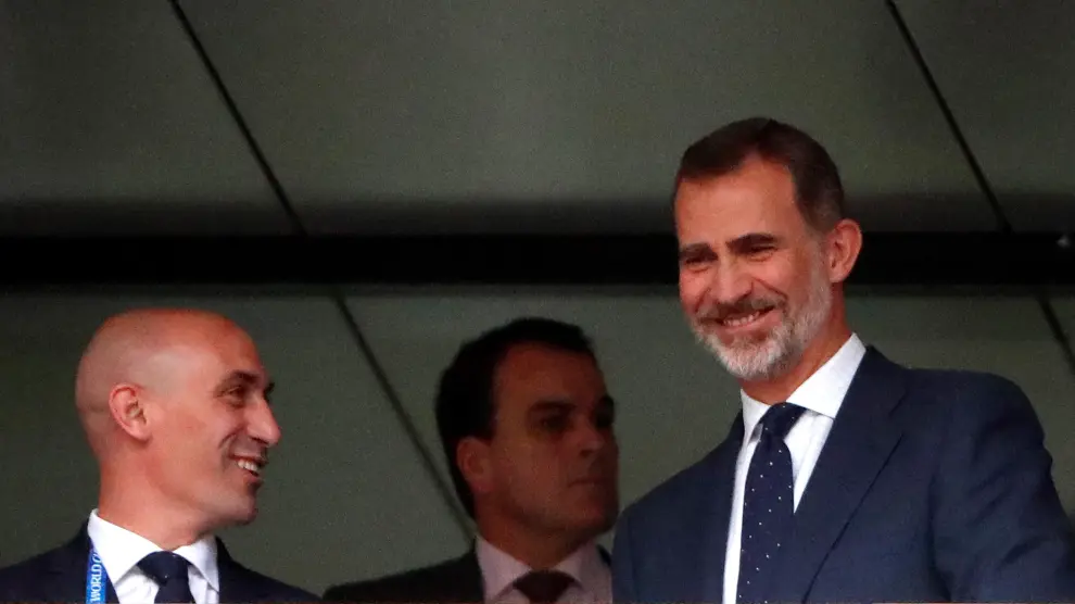 El rey Felipe VI sonríe acompañado del presidente de la RFEF, Luis Rubiales, durante Mundial de Rusia