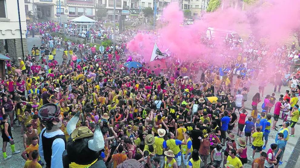Los jóvenes dieron la bienvenida a lo grande a las fiestas de Sabiñánigo en la plaza de España.