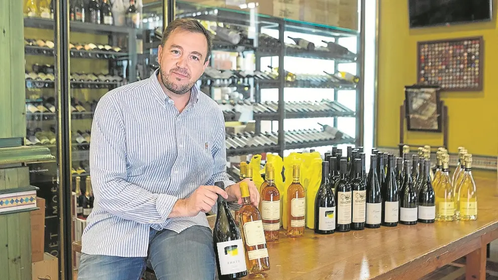 Carlos Ayola, dueño del restaurante Los Cabezudos, con su oferta de vino blanco.