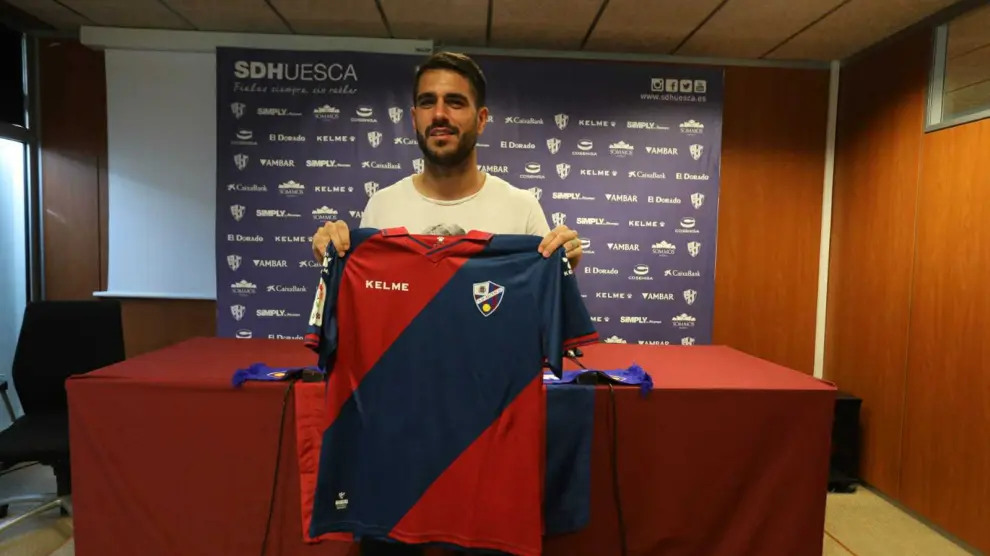 El central gallego posa con la camiseta del Huesca tras su presentación.