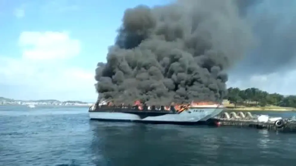Un incendio en un barco de pasajeros deja cuarenta heridos en Pontevedra