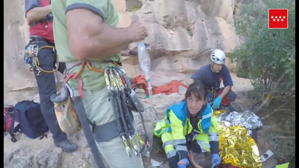 Bomberos del GERA rescatan con un helicóptero a una escaladora