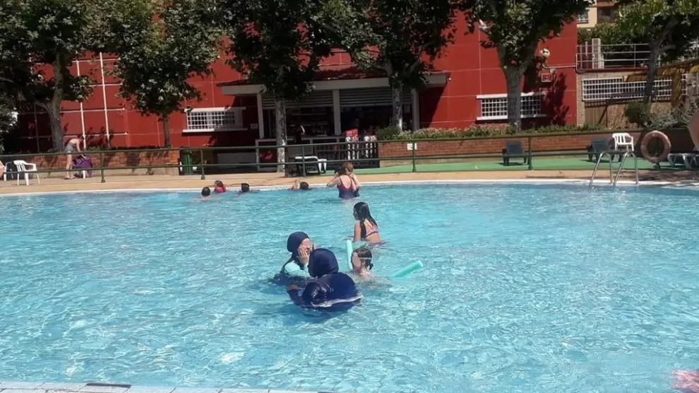 Dos mujeres se bañan con burkini en la piscina de 'La Hípica' de Zaragoza.