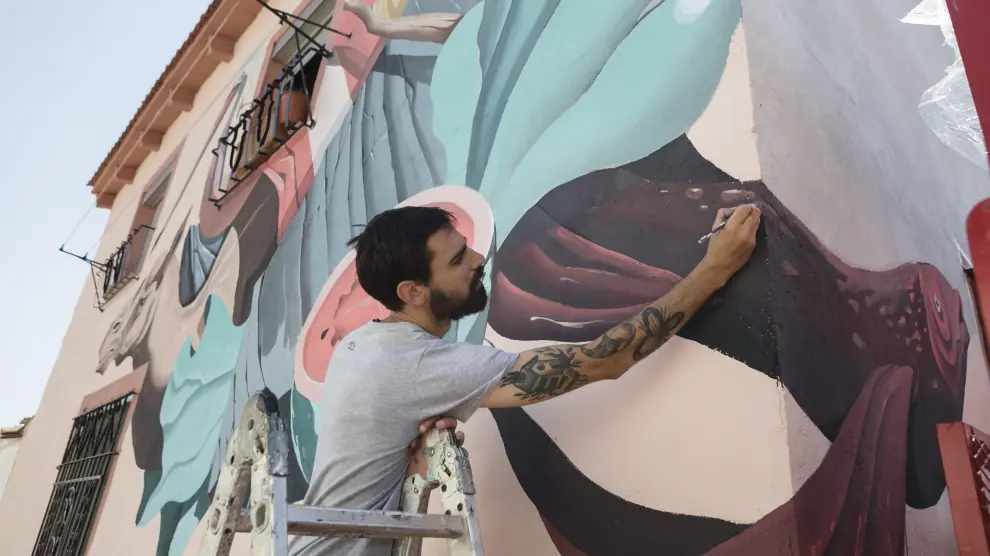 Denis Galocha, del equipo Twee Muizen, repasa un detalle de su mural, una suerte de "bodegón con animales".