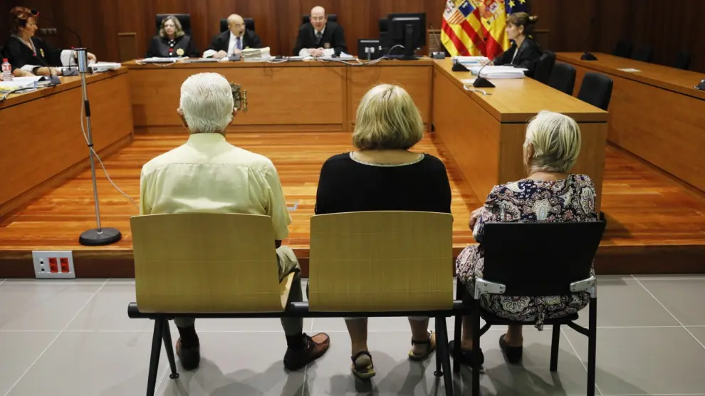 Los tres acusados, este martes en la Audiencia Provincial de Zaragoza.