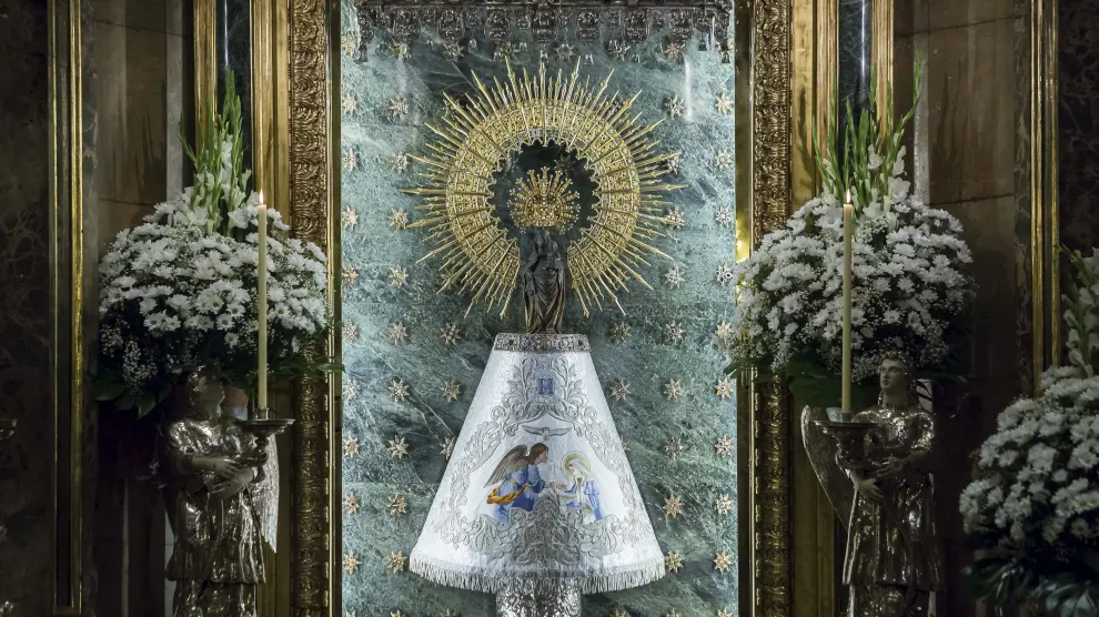 La Virgen del Pilar luce el manto que HERALDO DE ARAGÓN donó al Cabildo con motivo de la celebración del 120 aniversario del diario.