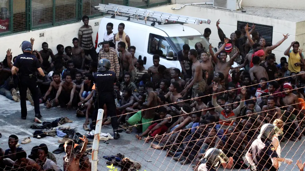 Parte de los más de 600 inmigrantes que asaltaron la valla de Ceuta la semana pasada.